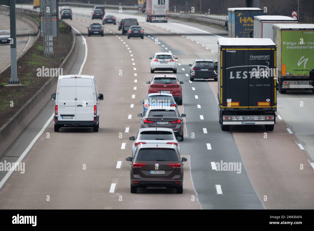 PKW und LKW auf der Autobahn A 5 vor dem Frankfurter Kreuz, dichter Verkehr, allgemein, Feature, Randmotiv, am 21.05.2024 in Frankfurt/Main. *** Autos und LKW auf der A 5 vor dem Frankfurter Autobahnkreuz, dichter Verkehr, allgemein, Merkmal, Randmotiv, am 21 05 2024 in Frankfurt Main Stockfoto
