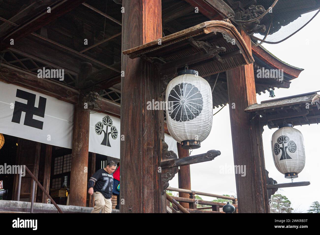 Nagano, Japan. Die Siegel des Hakenkreuzes, das Tokugawa-Shogunat, das japanische Kaisersiegel und das Zenko-JI-Emblem Stockfoto