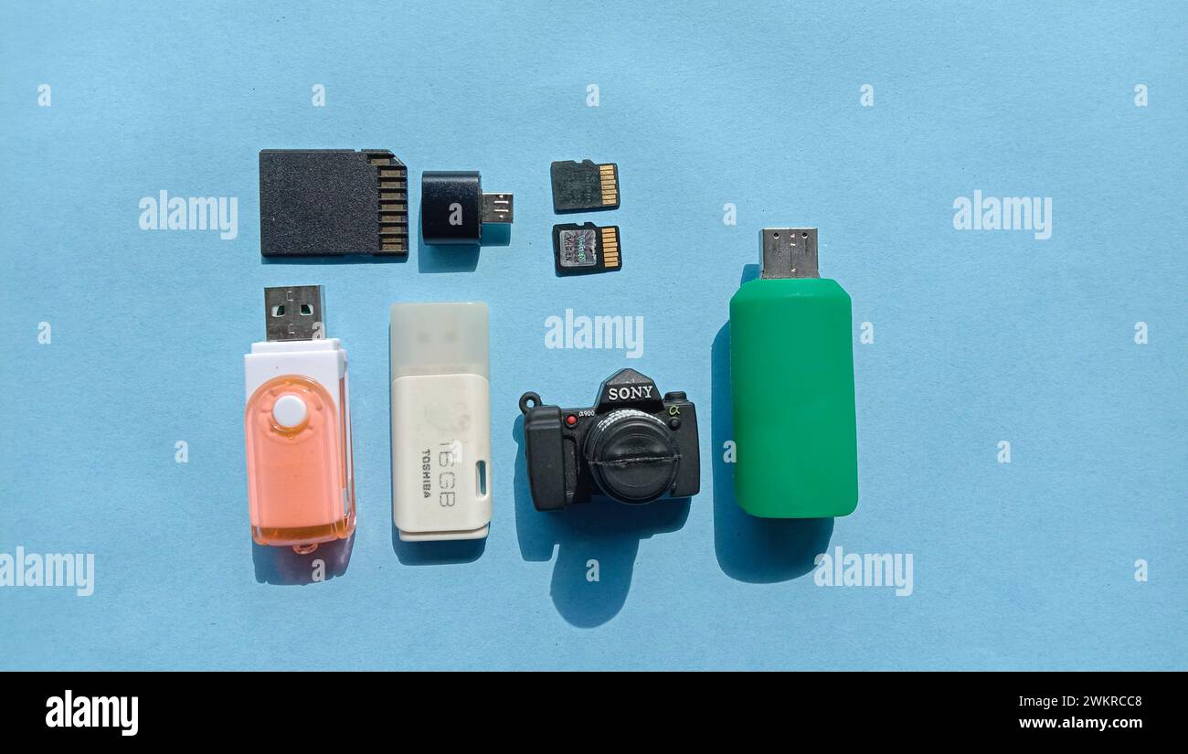 Fotos von einigen elektronischen Arbeitsunterstützungselementen, Flash-Laufwerken in verschiedenen Formen Stockfoto
