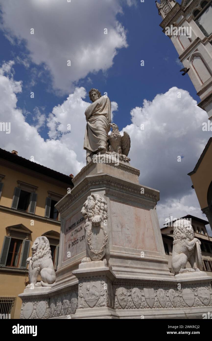 Statue von Dante Alighieri auf der Piazza di Santa Croce in Florenz, Italien Stockfoto