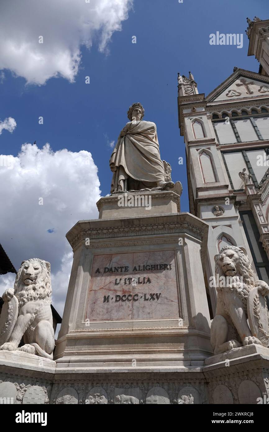 Statue von Dante Alighieri auf der Piazza di Santa Croce in Florenz, Italien Stockfoto
