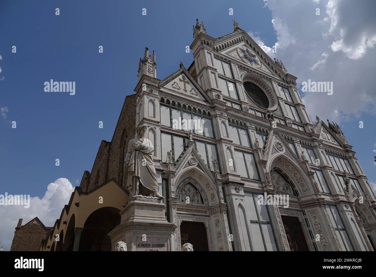 Statue von Dante Alighieri auf der Piazza di Santa Croce in Florenz, Italien Stockfoto