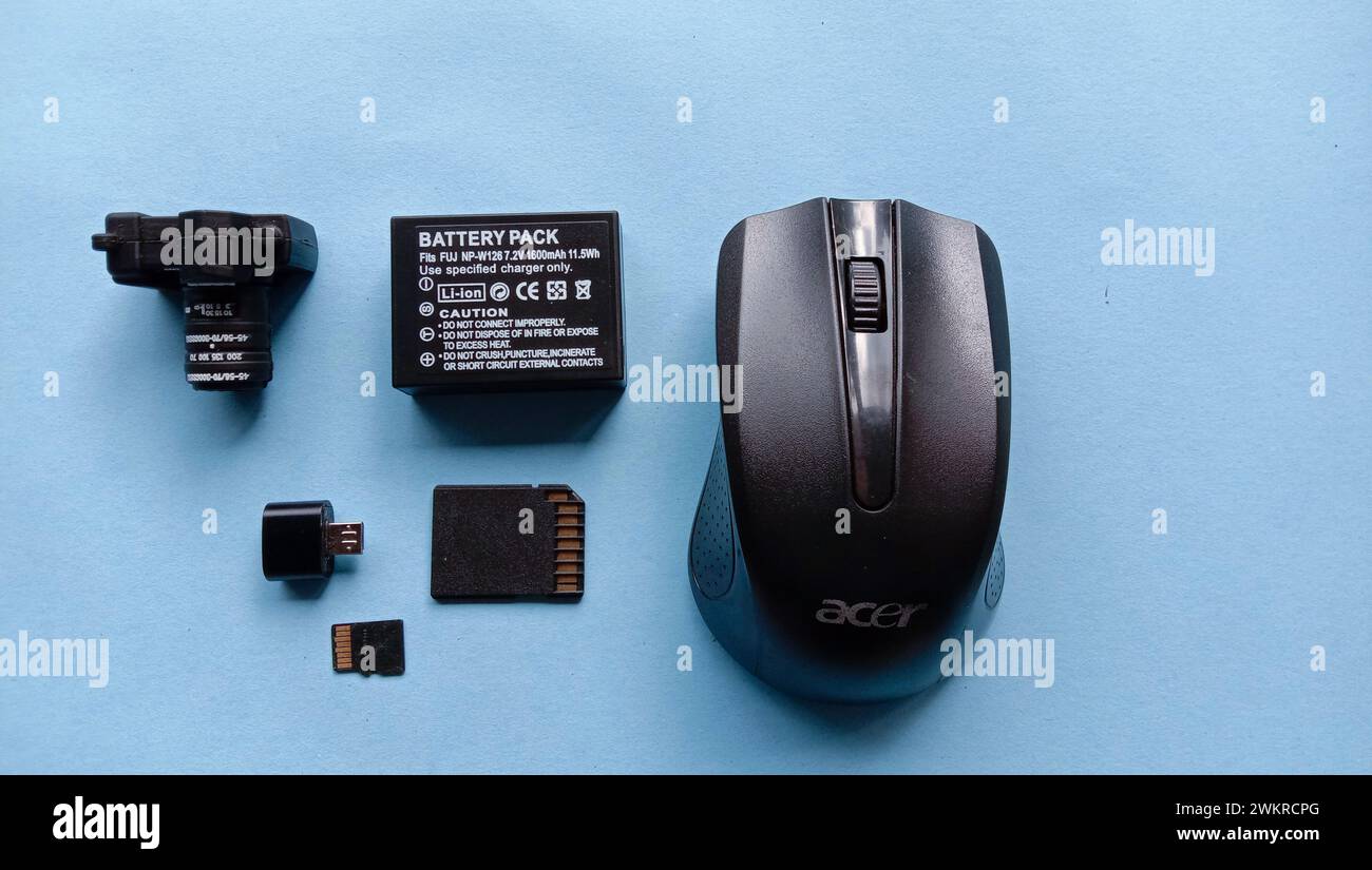 Wadaslintang, 24. Februar 2021, Fotospeicherkarte, Maus, Flash-Disk, Kamera-Akku, SD-Karte in schwarzer Speicherkarte, Maus, Blitz, Kamera-Akku, SD c Stockfoto