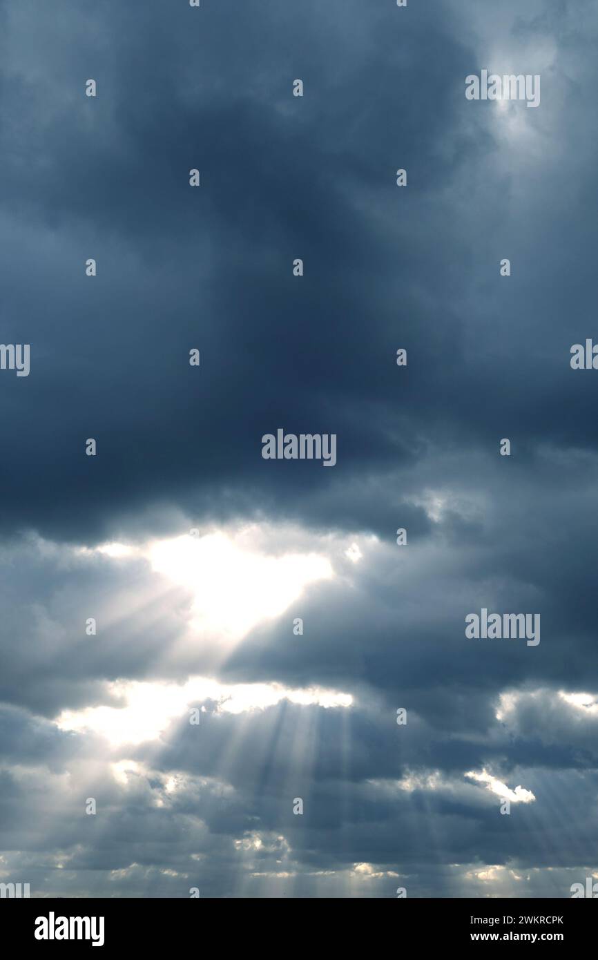 Stürmischer, bewölkter Himmel mit göttlichen Lichtstrahlen Stockfoto