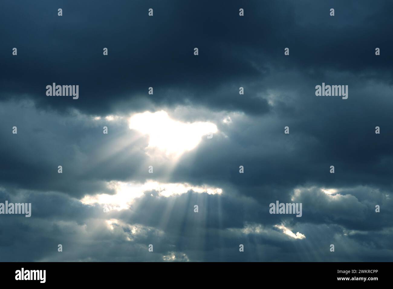 Stürmischer, bewölkter Himmel mit göttlichen Lichtstrahlen Stockfoto