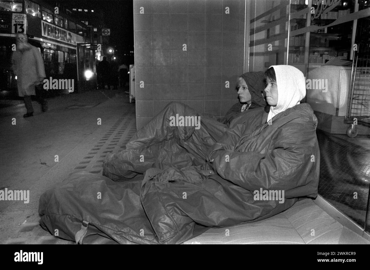 Schlafen auf der Straße rauer Schlaf, obdachlose entlaufene Teenager Mädchen, die in einem Ladentor in The Strand, Zentrum von London, rauh schlafen. Sie haben Pappe gesammelt, um auf dem Bett zu schlafen, für etwas zusätzliche Wärme. London, England 1990 1990er Jahre, Großbritannien HOMER SYKES Stockfoto