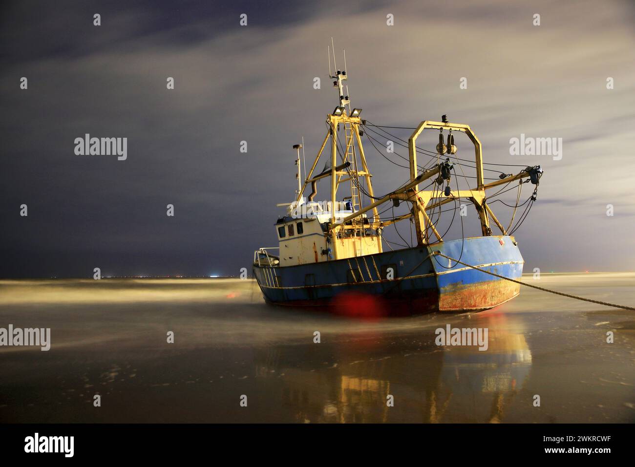 Rettungseinsätze eines gestrandeten Fischereischiffes, Zandvoort, Niederlande Stockfoto