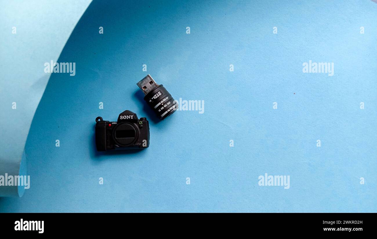 Foto von Flashdisk und Deckel auf blauem Hintergrund, Foto von elektronischem Gerät Stockfoto