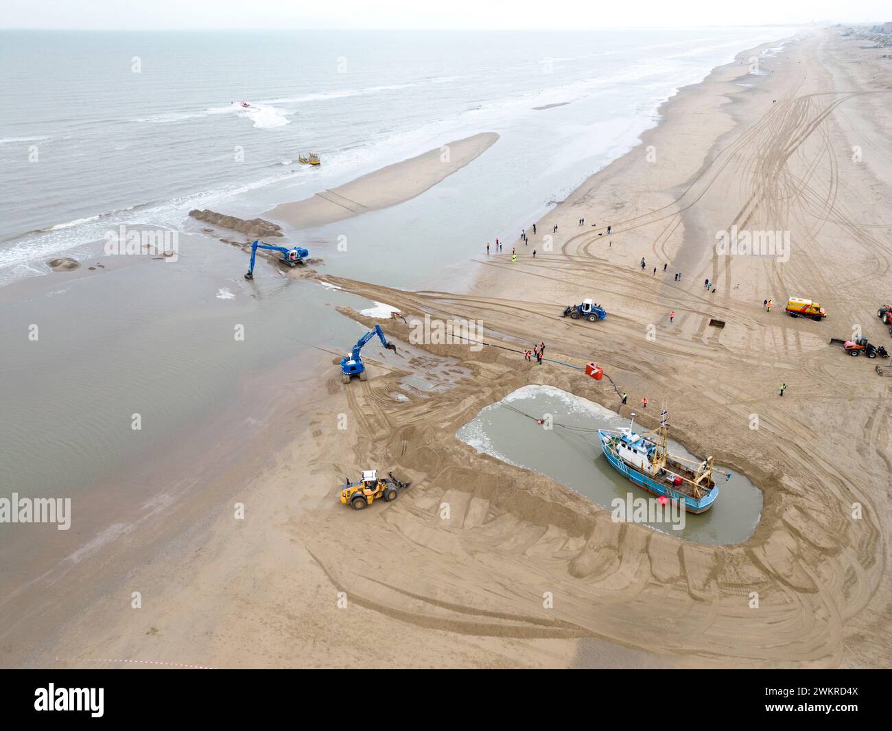 Rettungseinsätze eines gestrandeten Fischereischiffes, Zandvoort, Niederlande Stockfoto