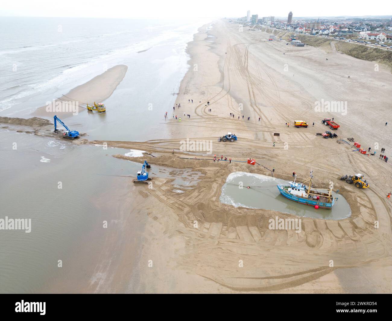 Rettungseinsätze eines gestrandeten Fischereischiffes, Zandvoort, Niederlande Stockfoto