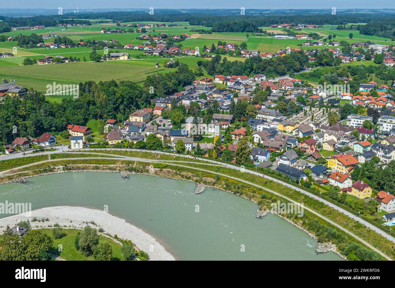 Blick auf die Stadt Oberndorf bei Salzburg im österreichischen Bundesland Salzburg Stockfoto