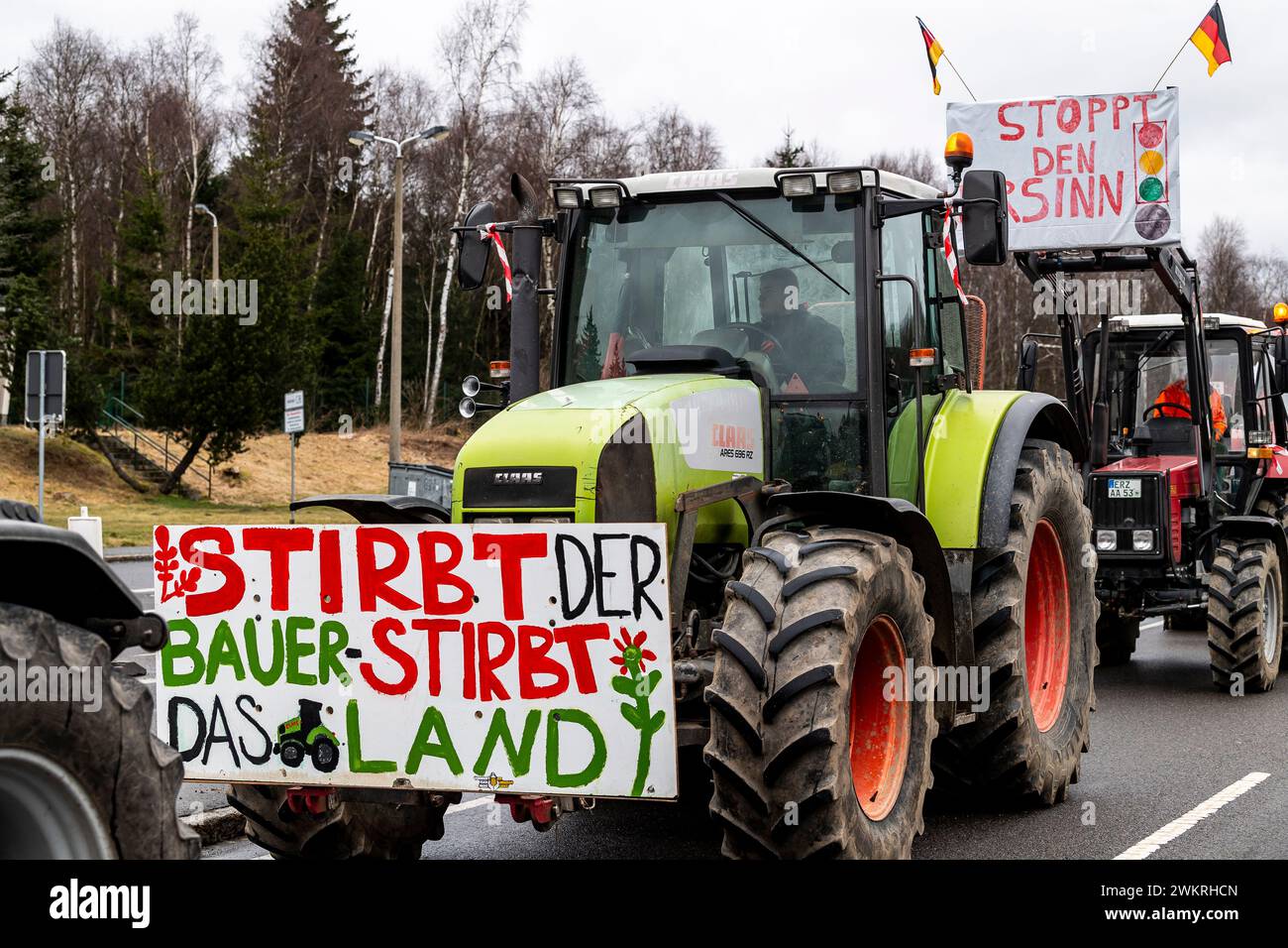 Hora Svateho Sebestiana, Tschechische Republik. Februar 2024. Landwirte protestieren gegen die Agrarpolitik der Europäischen Union, Hora Svateho Sebestiana/Reitzenhain, tschechisch-deutscher Grenzübergang, Tschechische Republik, 22. Februar, 2024. deutsche Landwirte kommen zu einem Treffen mit tschechischen Landwirten an der Grenze. Quelle: Ondrej Hajek/CTK Photo/Alamy Live News Stockfoto