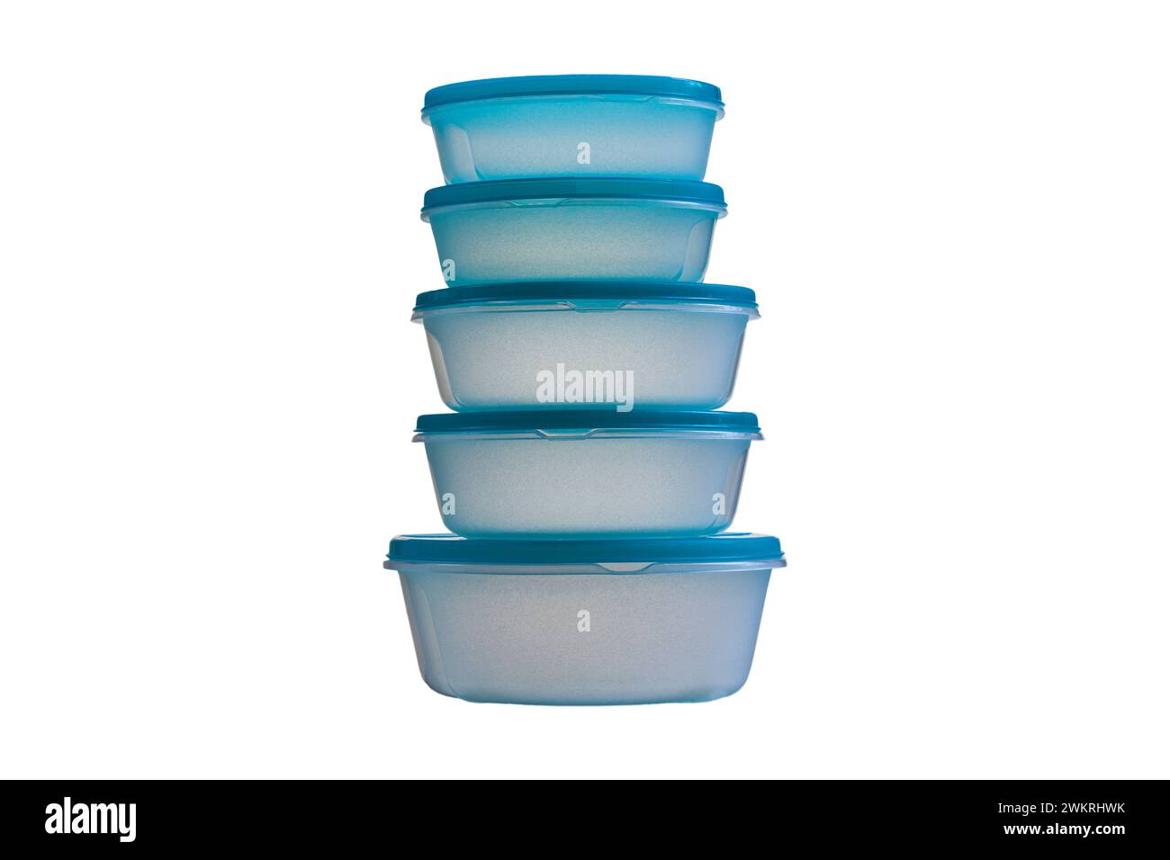 Stapel runder Lebensmittelbehälter aus Kunststoff mit isolierten Deckeln auf weißem Hintergrund Stockfoto