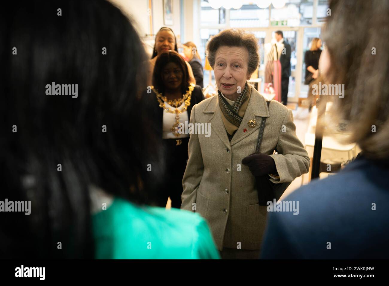 Die Prinzessin Royal begrüßt Freiwillige bei einem Besuch zum 10. Jahrestag von Save the Children's Mary's Living and Giving Shop im Südwesten Londons. Bilddatum: Donnerstag, 22. Februar 2024. Stockfoto