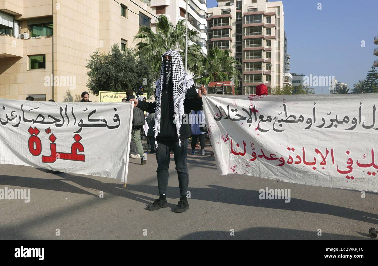 Beirut, Libanon. Februar 2024. Dutzende protestieren vor der ägyptischen Botschaft in Beirut, Libanon, am 22. Februar 2024 gegen Palästina. Die Demonstranten rufen Ägypten auf, dem Druck Israels zu widerstehen und "sich nicht an der ethnischen Säuberung Palästinas mitschuldig zu machen". (Foto: Elisa Gestri/SIPA USA) Credit: SIPA USA/Alamy Live News Stockfoto