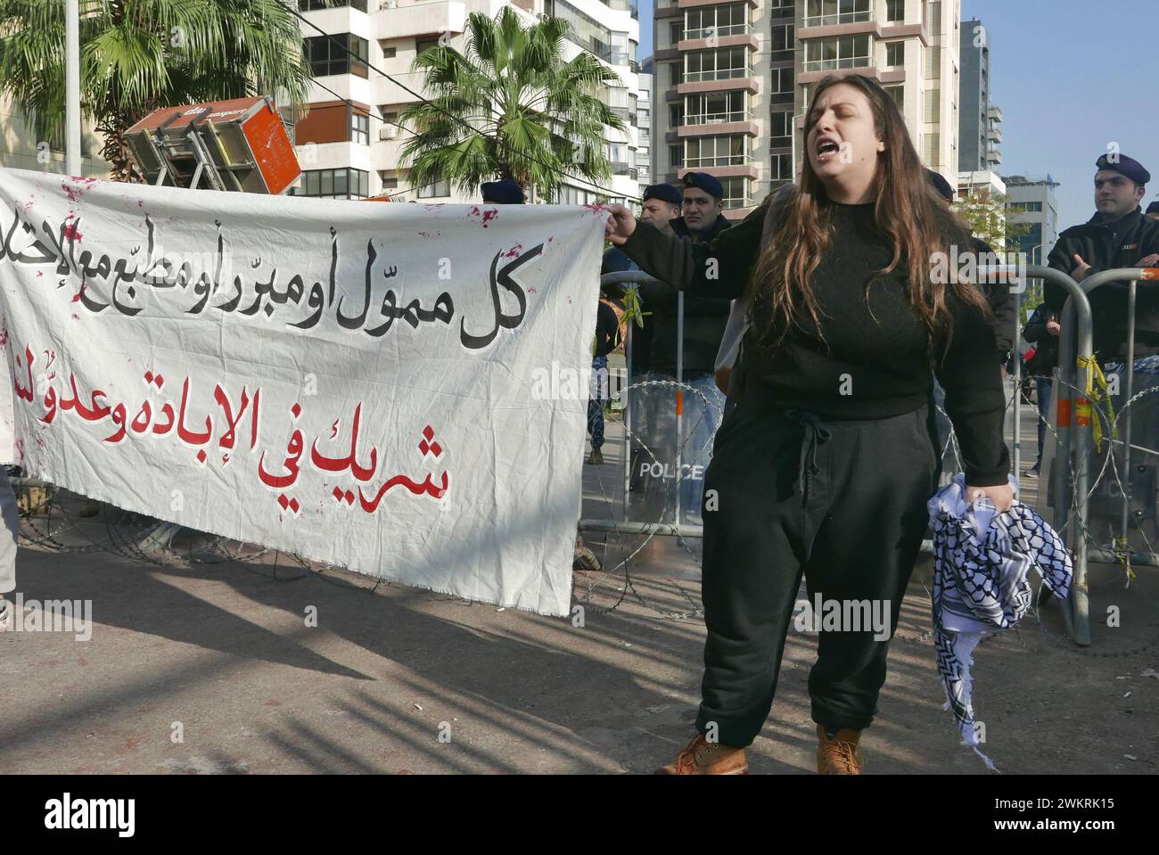 Beirut, Libanon. Februar 2024. Dutzende protestieren vor der ägyptischen Botschaft in Beirut, Libanon, am 22. Februar 2024 gegen Palästina. Die Demonstranten rufen Ägypten auf, dem Druck Israels zu widerstehen und "sich nicht an der ethnischen Säuberung Palästinas mitschuldig zu machen". (Foto: Elisa Gestri/SIPA USA) Credit: SIPA USA/Alamy Live News Stockfoto