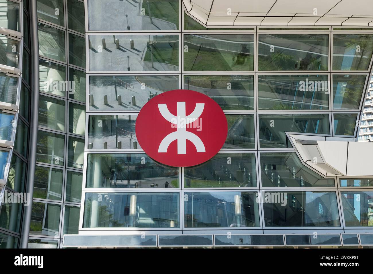 MTR-Bahnschild, Logo vor der West Kowloon Station, Hongkong Stockfoto