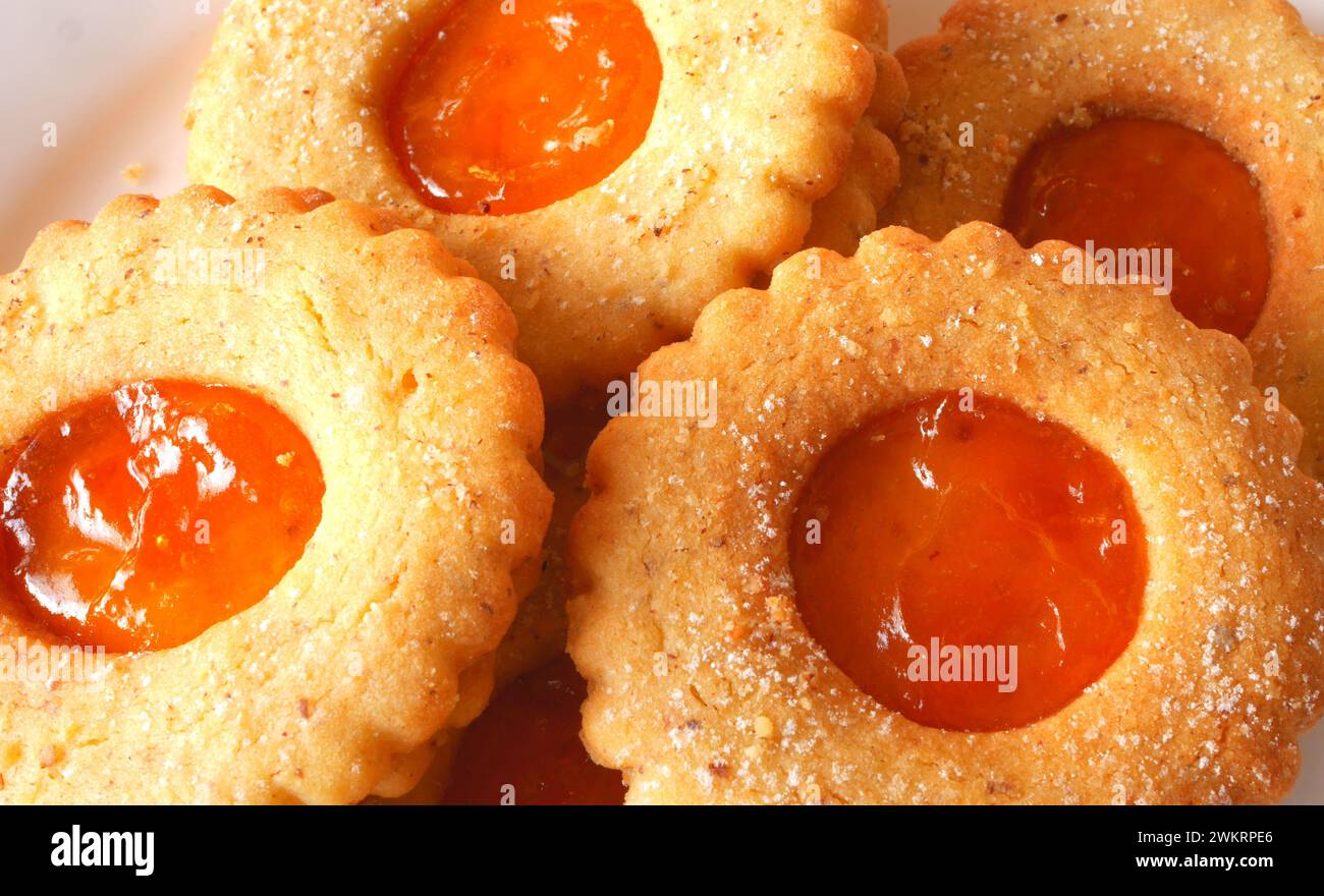 Teller Linzer Kekse, traditionelle österreichische Kekse, hergestellt mit Aprikosenmarmelade Stockfoto