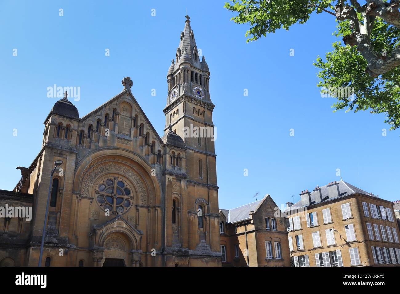 Sommerblick auf die historische evangelische Kirche der Sedan und den alten Place d'Alsace-lorraine in Sedan, Frankreich. Mit Kopierraum. Stockfoto