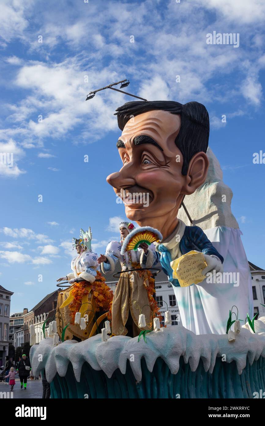 AALST, BELGIEN, 12. FEBRUAR 2024: Alexander de Croo (Premierminister) Karikaturkopf auf einem Karnevalswagen Aalst. Aalst Mardi Gras ist der größte Carniv Stockfoto