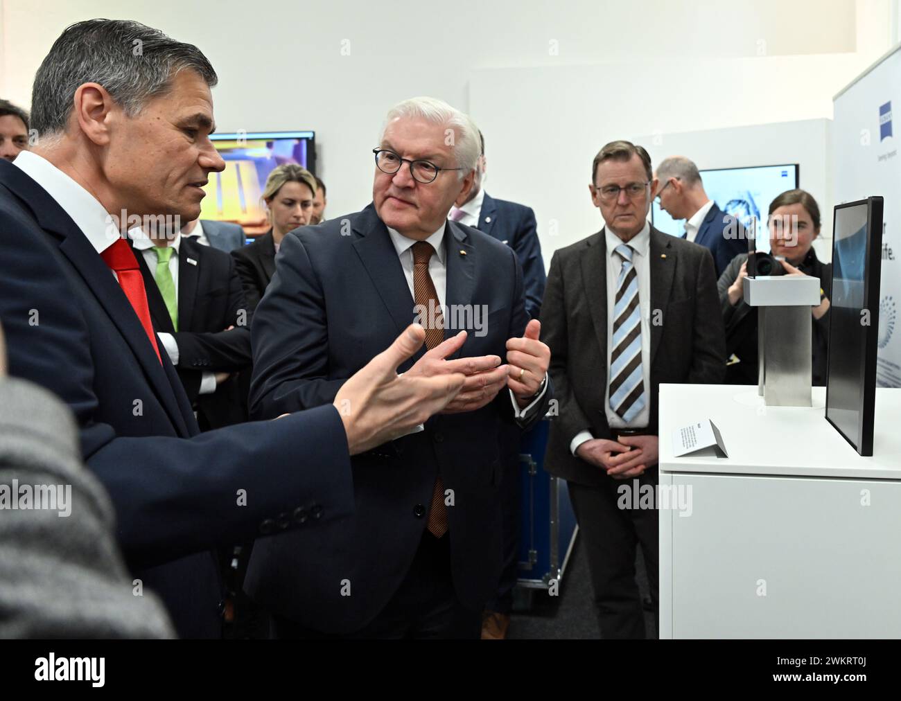 Jena, Deutschland. Februar 2024. Bundespräsident Frank-Walter Steinmeier (Mitte) und Karl Lamprecht (links), Vorstandsvorsitzender der ZEISS Gruppe, Bodo Ramelow (rechts, die Linke), Ministerpräsident Thüringens, sprechen bei Steinmeiers Besuch bei der Zeiss AG miteinander. Zuvor besuchte er das Fraunhofer-Institut für Angewandte Optik und Feinmechanik OIF. Quelle: Martin Schutt/dpa/Alamy Live News Stockfoto