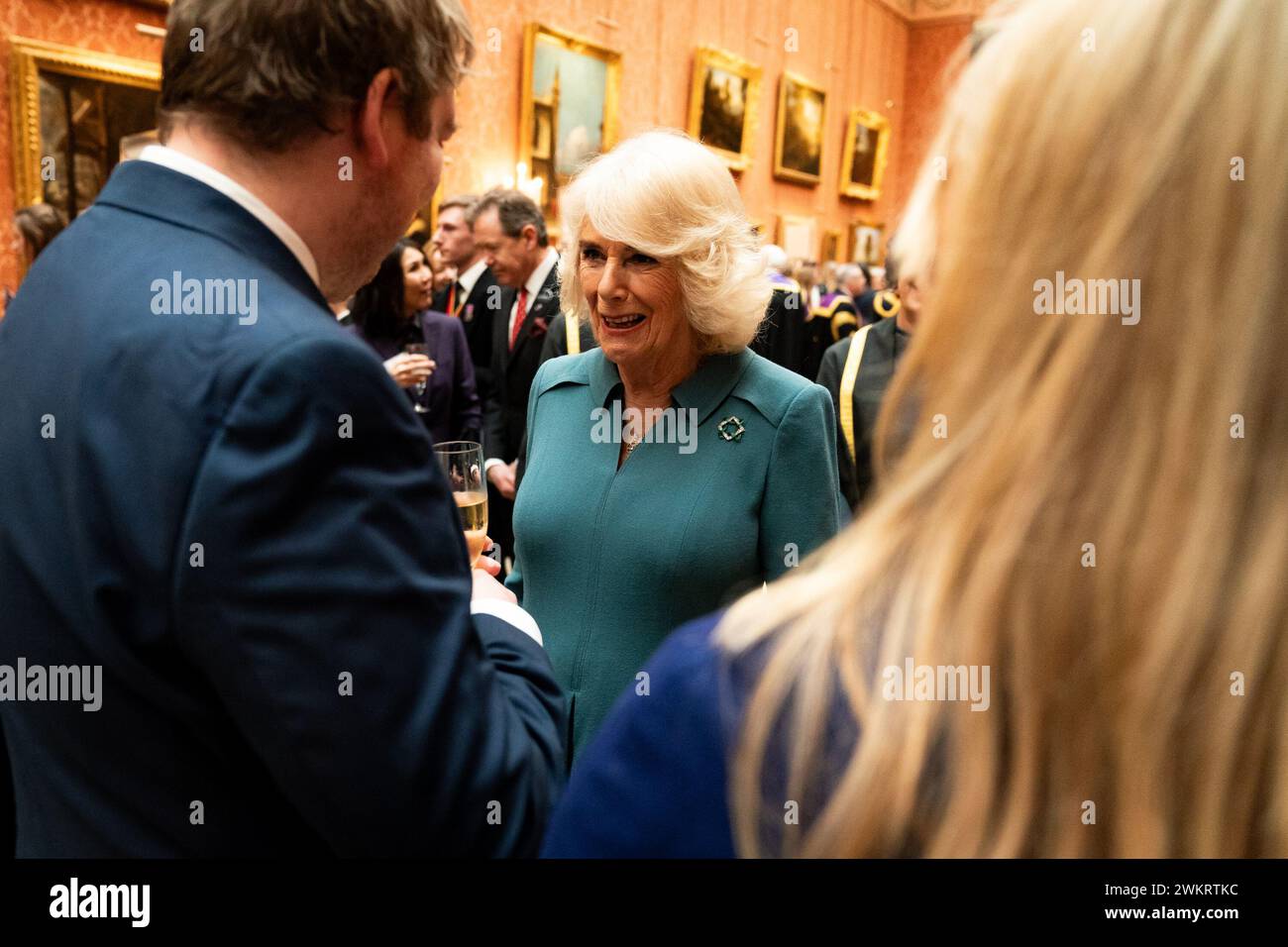 Queen Camilla trifft Mitglieder des Plumpton College, nachdem sie die Queen's Anniversary Prices for Higher and Continuing Education bei einer Veranstaltung im Londoner Buckingham Palace verliehen hatte. Bilddatum: Donnerstag, 22. Februar 2024. Stockfoto