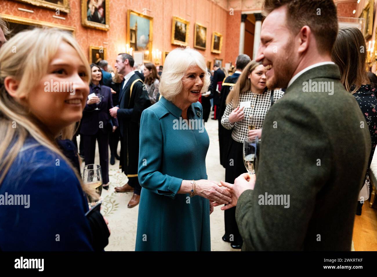 Queen Camilla trifft Mitglieder des Plumpton College, nachdem sie die Queen's Anniversary Prices for Higher and Continuing Education bei einer Veranstaltung im Londoner Buckingham Palace verliehen hatte. Bilddatum: Donnerstag, 22. Februar 2024. Stockfoto