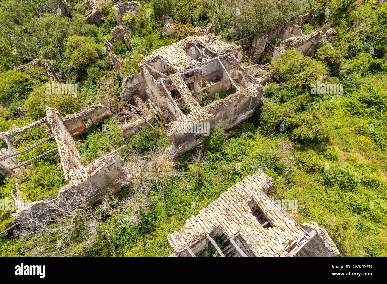 Ruinen des verlassenen Dorfes Tiermas in Spanien, Sommer 2023 Stockfoto