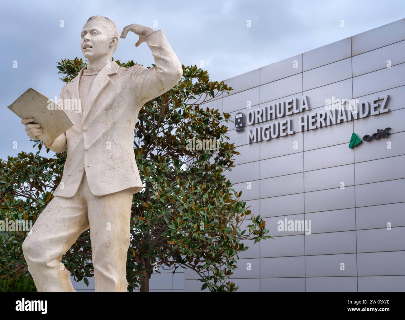 Orihuela Miguel Hernández ist der Bahnhof und Verkehrsknotenpunkt von Orihuela, Alicante, Spanien. Sie ist nach dem berühmten spanischen Bürgerkriegsdichter benannt. Stockfoto