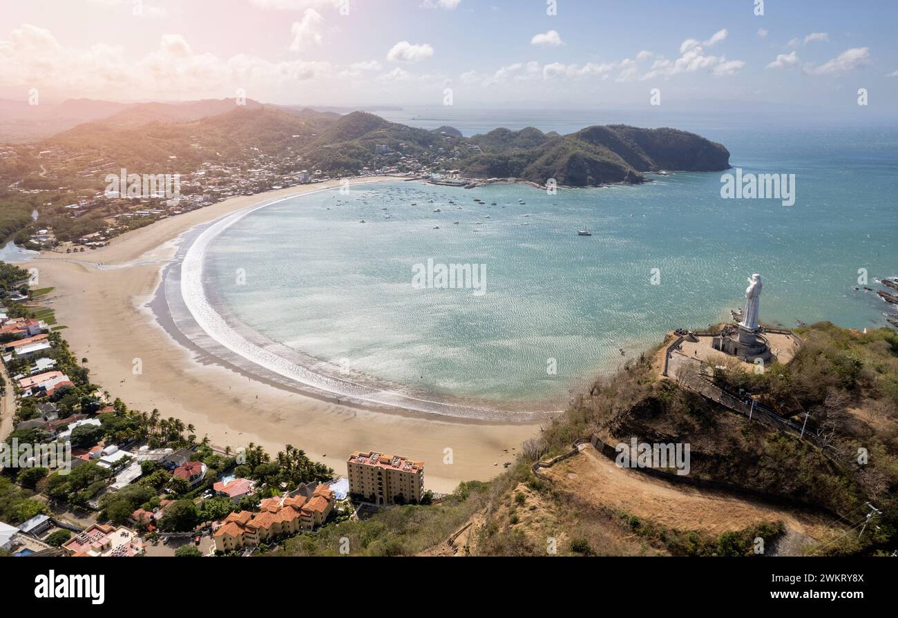 Küstenstrand in San Juan Del Sur aus der Vogelperspektive an sonnigen Tagen Stockfoto