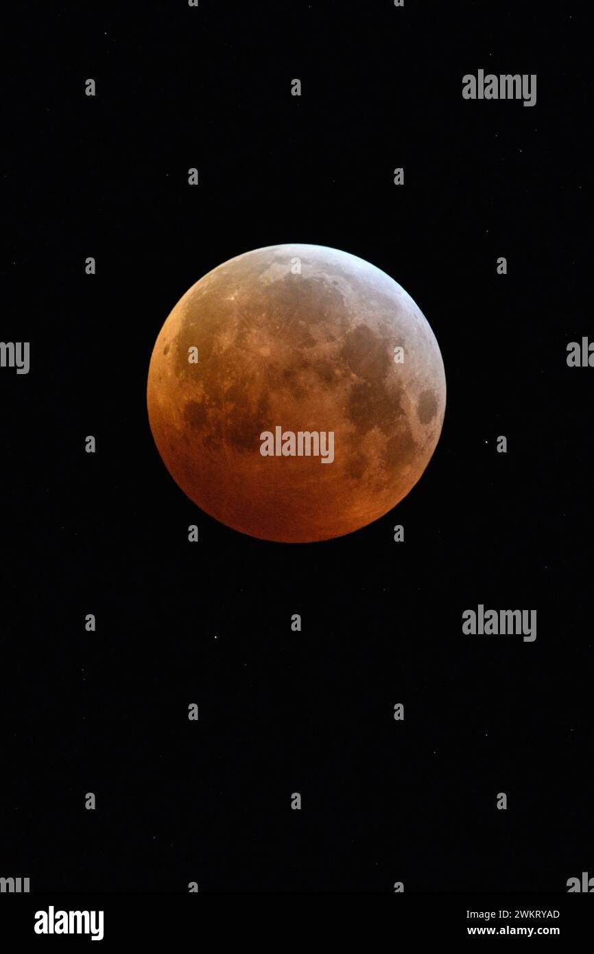 Eclipse der super Mond, Mondfinsternis, Rot supermoon, Blut Mond/Blutmond, rot orange Vollmond mit funkelnden Sternen am Januar 21, 2019, Deutschland Stockfoto
