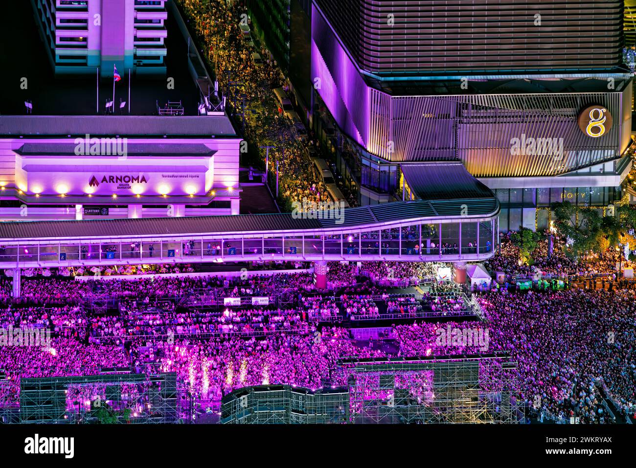 Menschenmassen in Ratchedamri, im Zentrum von Bangkok für Silvesterparty und -Konzert Stockfoto