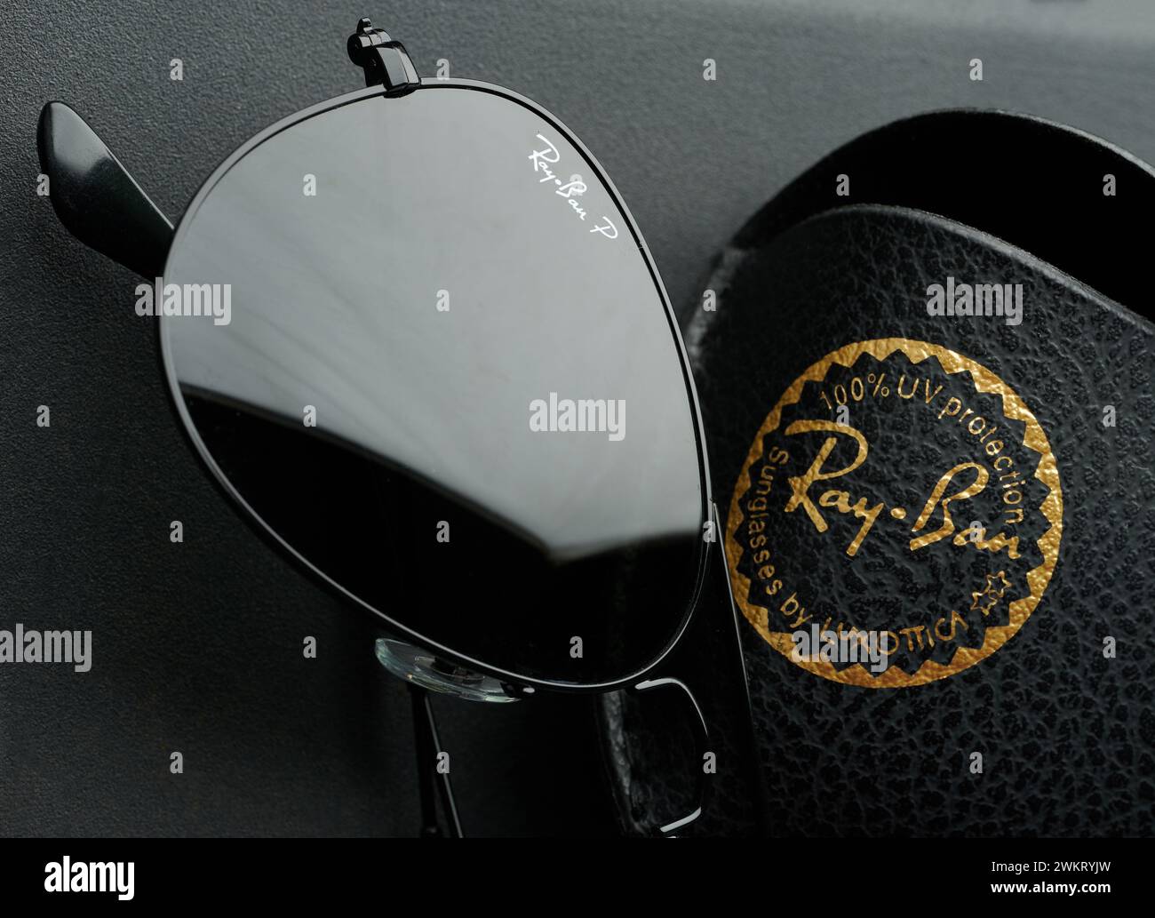 New York, USA - 9. Februar 2024: Rayban polarisierte Sonnenbrille mit Gehäuse auf schwarzem mattem Hintergrund Stockfoto