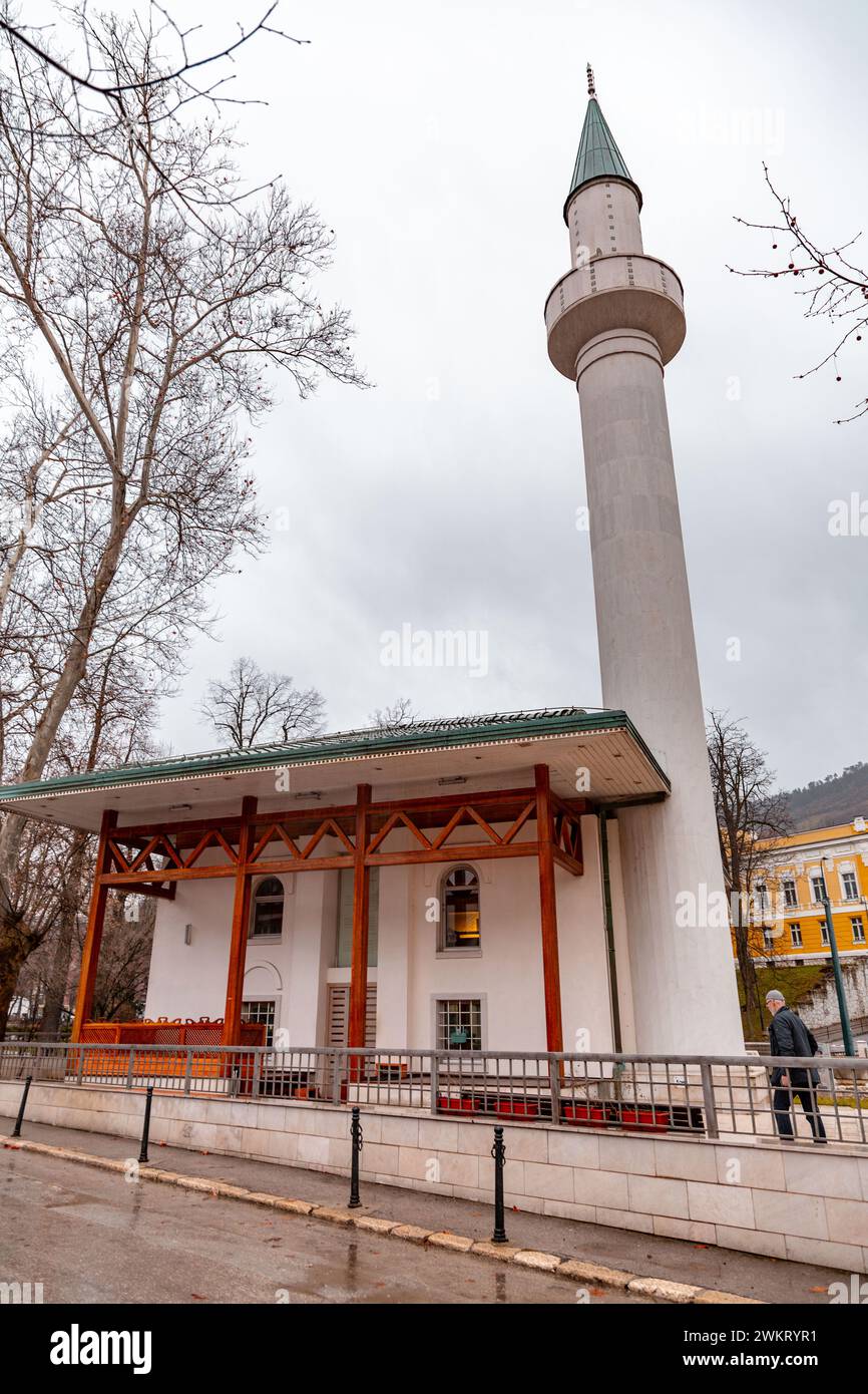 Sarajevo - Bosnien und Herzegowina - 11. Februar 2024: Bakr Babina Moschee neben der Atmejdan archäologischen Stätte in Sarajevo. Stockfoto