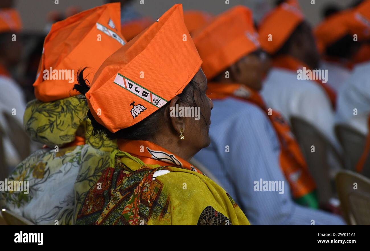 Mumbai, Indien. Februar 2024. Parteiarbeiter werden auf einer Konferenz der Parteiarbeiter der Bharatiya Janata Party (BJP) in Mumbai gesehen, die Safranmützen mit einem auf dem Kopf gedruckten Lotus-Symbol tragen. Bharatiya Janata Party (BJP) Nationalpräsident J.P. Nadda (Jagat Prakash Nadda) appellierte an die auf der Konferenz versammelten Parteiarbeiter, hart zu arbeiten und das Ziel des Parteisieges bei den bevorstehenden Parlamentswahlen im Land zu erreichen. Quelle: SOPA Images Limited/Alamy Live News Stockfoto