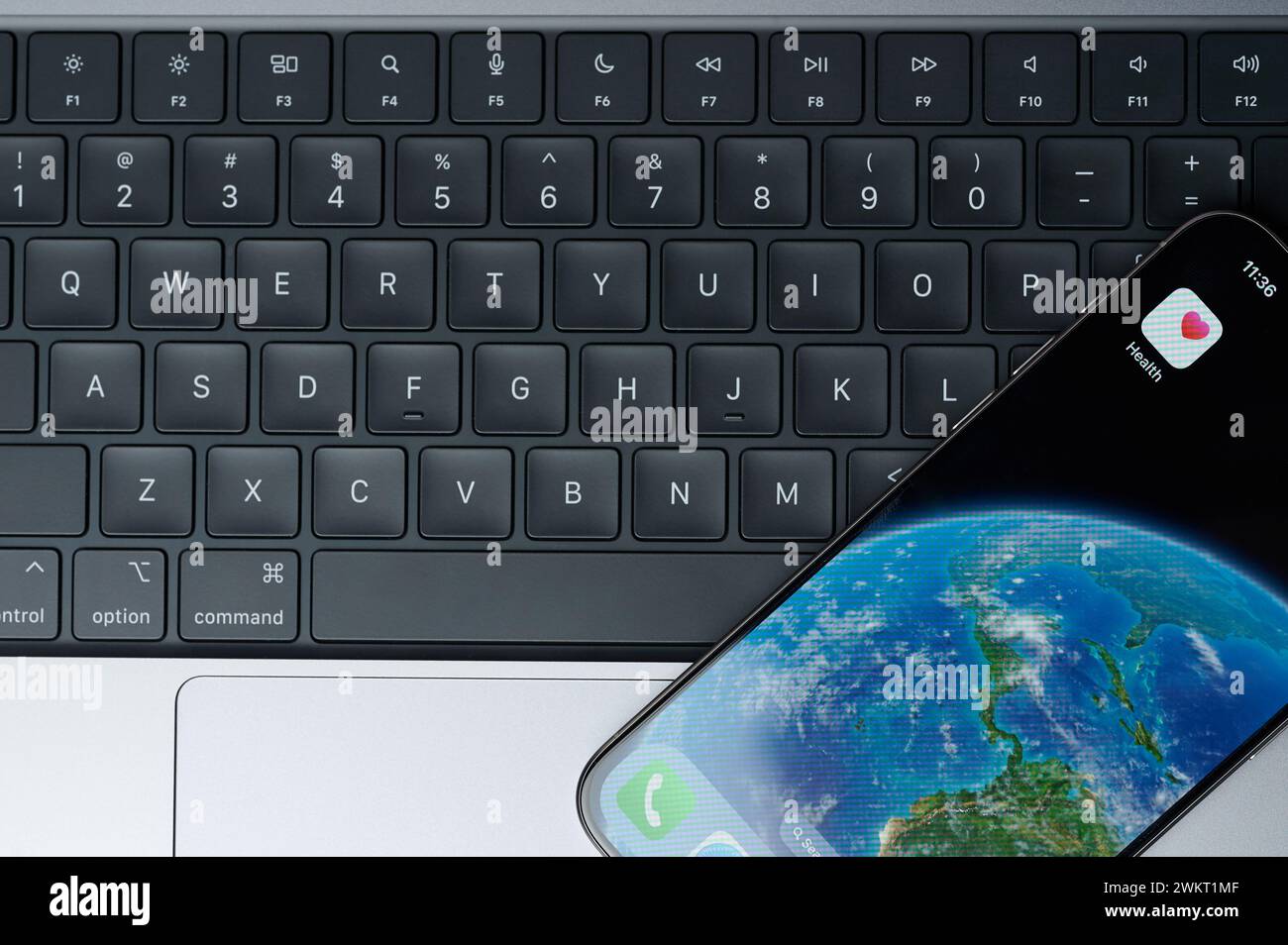 New York, USA - 20. Februar 2024: Apple Health App für iphone Smartphone Bildschirm mit Tastatur Hintergrund Stockfoto
