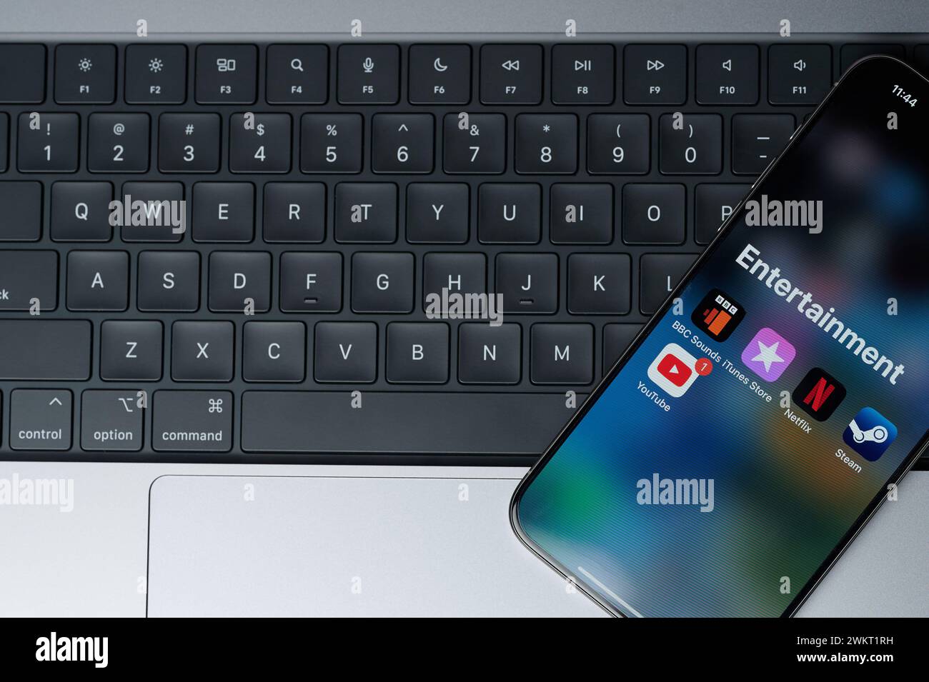 New York, USA – 20. Februar 2024: Entertainment-Apps für iphone Smartphone-Bildschirm mit Tastaturhintergrund Stockfoto