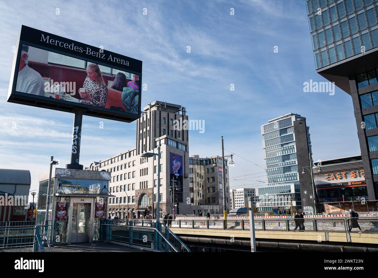 22.11.2023, Berlin, Deutschland, Europa - Stadtbild mit Neubauten in der East Side entlang der Warschauer Bruecke und einem digitalen Werbedisplay im Berliner Ortsteil Friedrichshain. *** 22 11 2023, Berlin, Deutschland, Europa Stadtbild mit Neubauten in der Ostseite entlang der Warschauer Brücke und einer digitalen Werbeanzeige im Berliner Stadtteil Friedrichshain Stockfoto