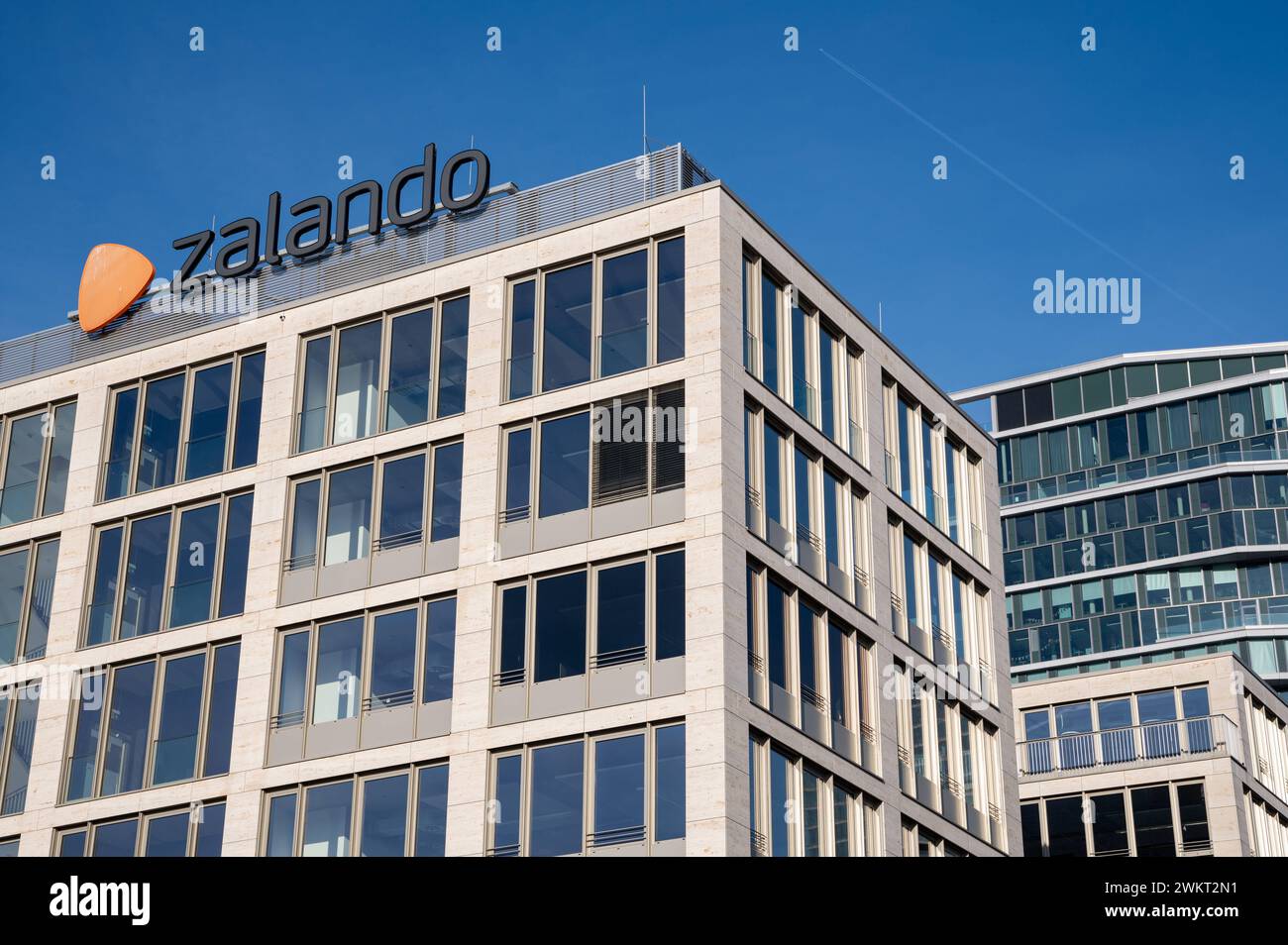 22.11.2023, Berlin, Deutschland, Europa - Schriftzug vom Online-Versandhaendler Zalando an einem Buerogebaeude in der Mühlenstraße im Berliner Ortsteil Friedrichshain. Die Zalando SE mit Hauptsitz in Berlin ist ein boersennotierter deutscher Online-Versandhaendler für Schuhe, Kleidung, Kosmetik und Accessoires. *** 22 11 2023, Berlin, Deutschland, Europa Schriftzug des Online-Versandhandels Zalando in einem Bürogebäude in der Mühlenstraße im Berliner Stadtteil Friedrichshain die Zalando SE mit Hauptsitz in Berlin ist ein börsennotiertes deutsches Online-Versandunternehmen für Schuhe, Bekleidung, Kosmetik und a Stockfoto