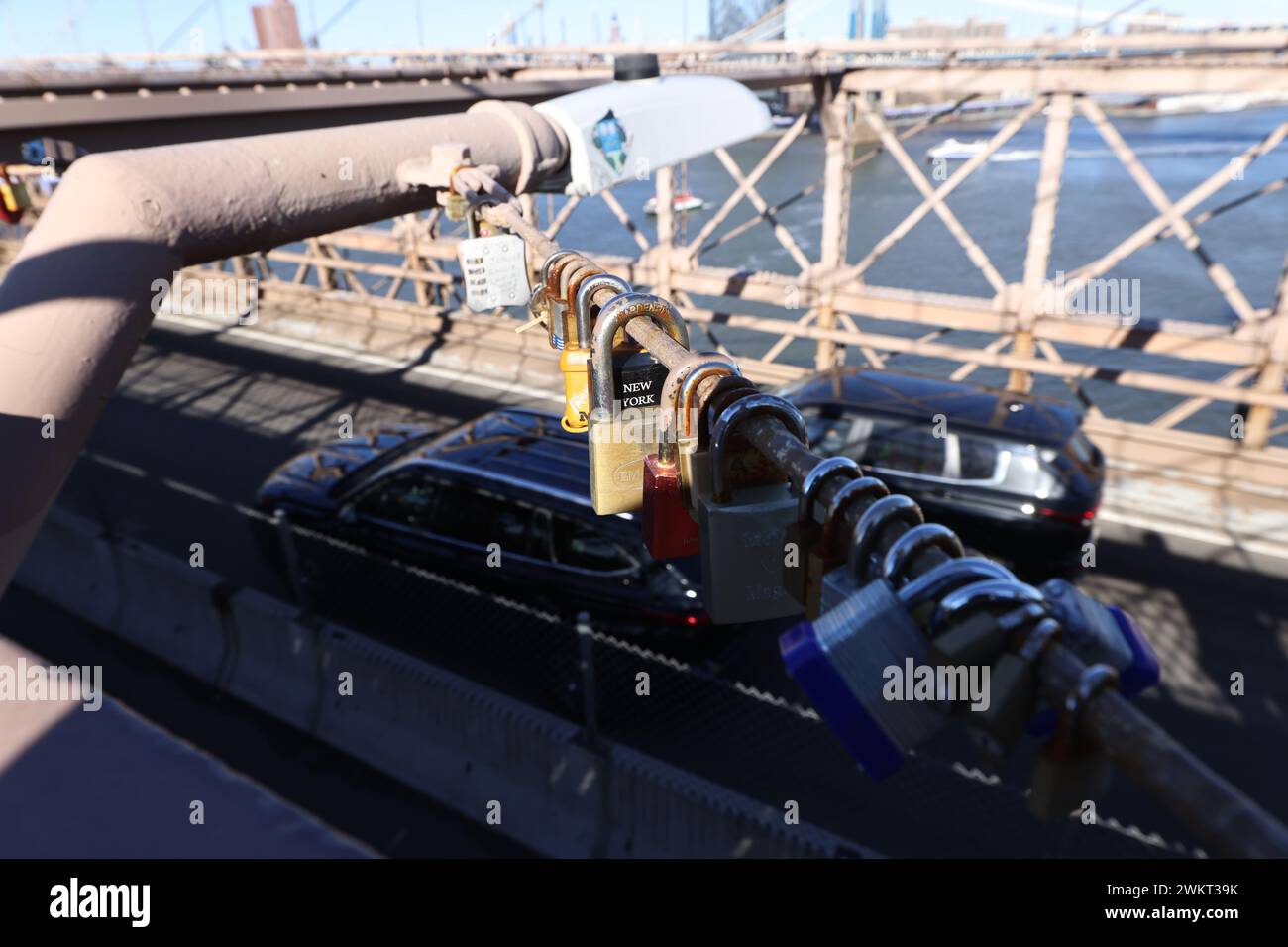 Liebesschlösser oder Vorhängeschlösser mit den Namen oder Initialen von Paaren sind am Samstag, den 3. Februar, an der Brooklyn Bridge in New York City, New York, angebracht Stockfoto