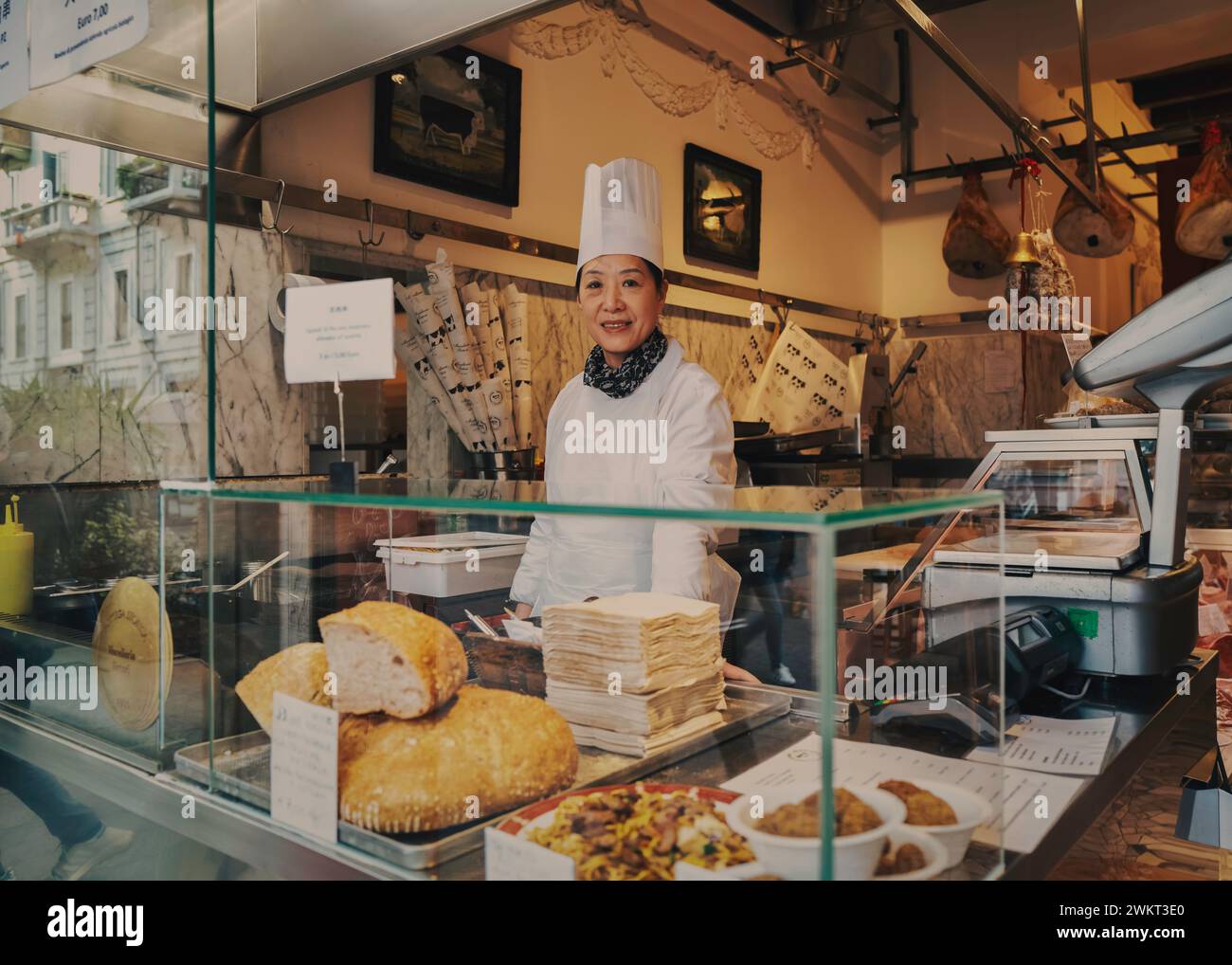 Tauchen Sie ein in den lebendigen Wandteppich der Kultur und des Geschmacks in Mailands Chinatown. An jeder Ecke erwartet Sie eine Verschmelzung von Tradition und Moderne. Stockfoto