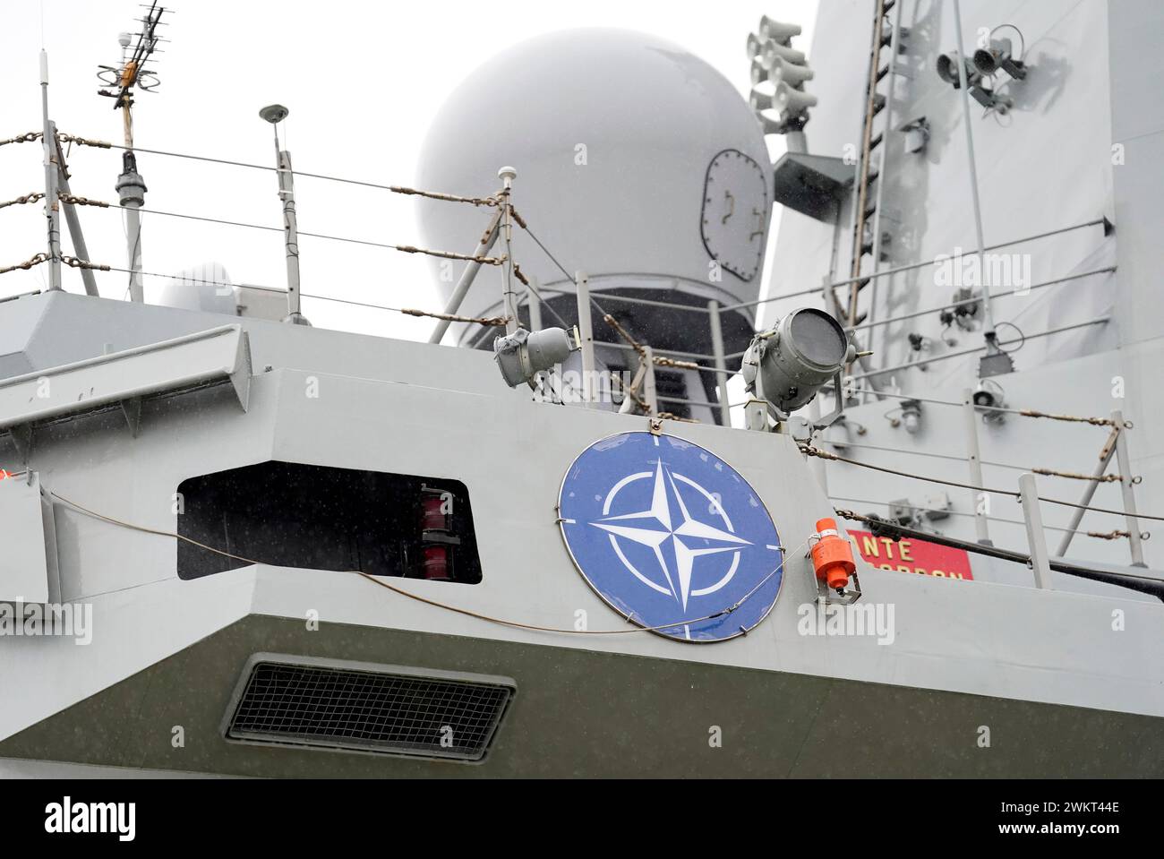 Ein Blick auf das NATO-Emblem an der Seite der ESP Almirante Juan de Borbon, der im Hafen von Southampton, dem Flaggschiff der Standing NATO Maritime Group One, ankerte. SNMG1, bestehend aus fünf Kriegsschiffen der Allianz, nahm während der ersten großen Live-Übung von Übung Standfast Defender 24 an Schießübungen und Luftverteidigungssimulationen Teil, zusammen mit einer spanischen Task Group, während sie von Schottland nach Southampton segelte. Bilddatum: Donnerstag, 22. Februar 2024. Stockfoto