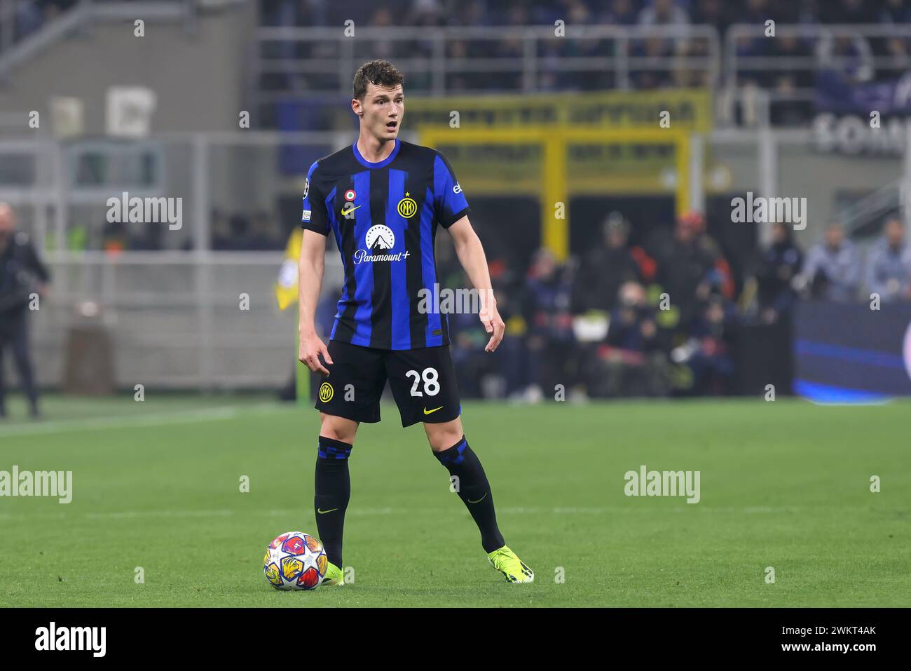 Italien, Mailand, 20. februar 2024: Benjamin Pavard (FC Inter) dribbelt in der ersten Halbzeit beim Fußballspiel FC Inter gegen Atletico de Madrid, UCL 2023-2024, Achtelfinale (Foto: Fabrizio Andrea Bertani/Pacific Press/SIPA USA) Stockfoto