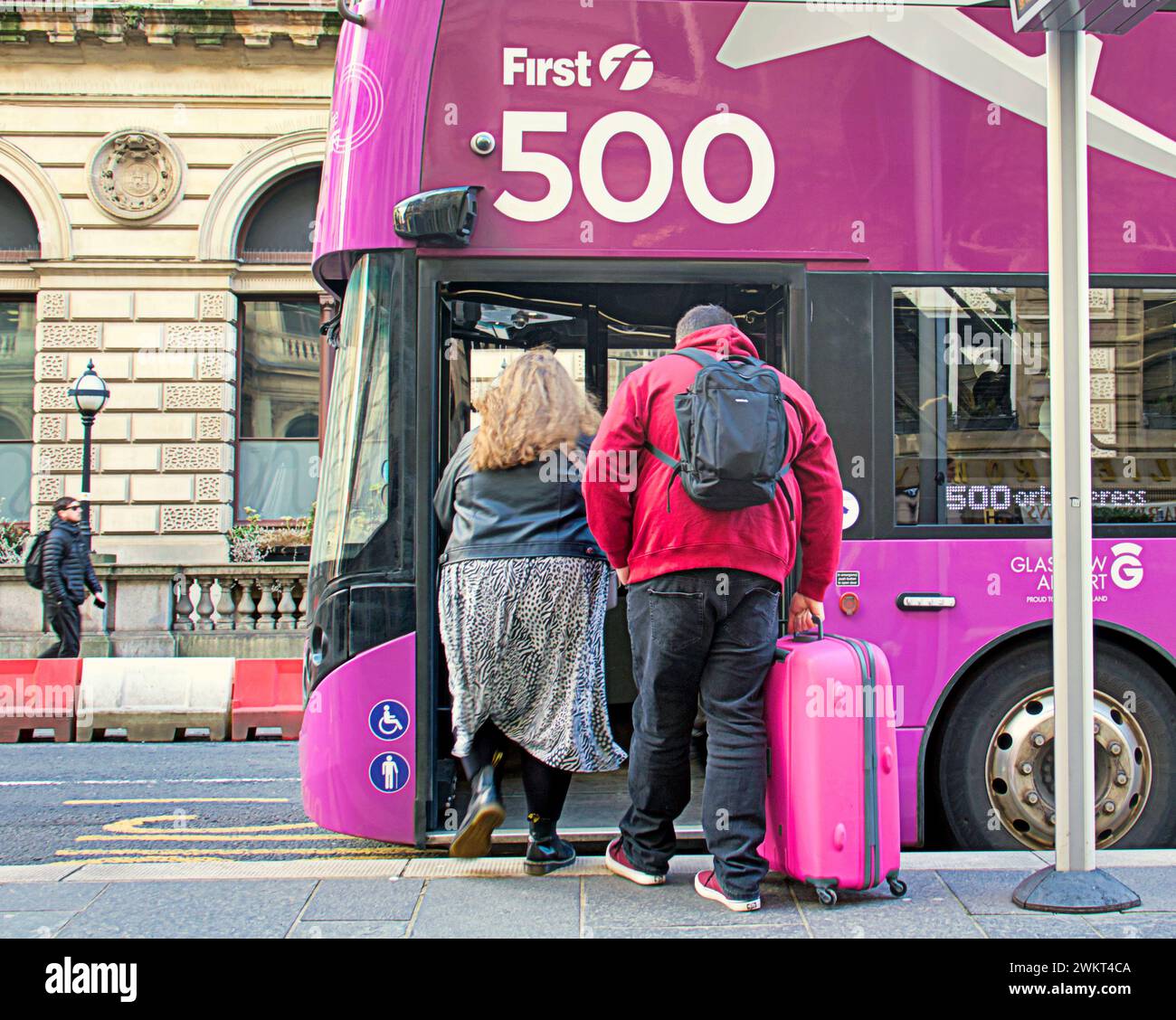 Glasgow, Schottland, Großbritannien. Februar 2024. UK Wetter: 500 Flughafenbus mit fetten Touristen. Sonnig auf der Buchanan Street, der Stilmeile und Einkaufshauptstadt Schottlands. Credit Gerard Ferry/Alamy Live News Stockfoto