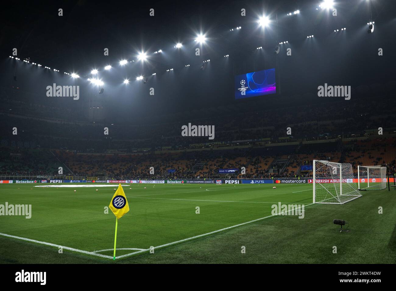 Italien, Mailand, 20. februar 2024: Panoramablick auf das Spielfeld des Stadions San Siro wenige Minuten vor dem Auftakt während des Fußballspiels FC Inter gegen Atletico de Madrid, UCL 2023-2024, Achtelfinale (Foto: Fabrizio Andrea Bertani/Pacific Press/SIPA USA) Stockfoto