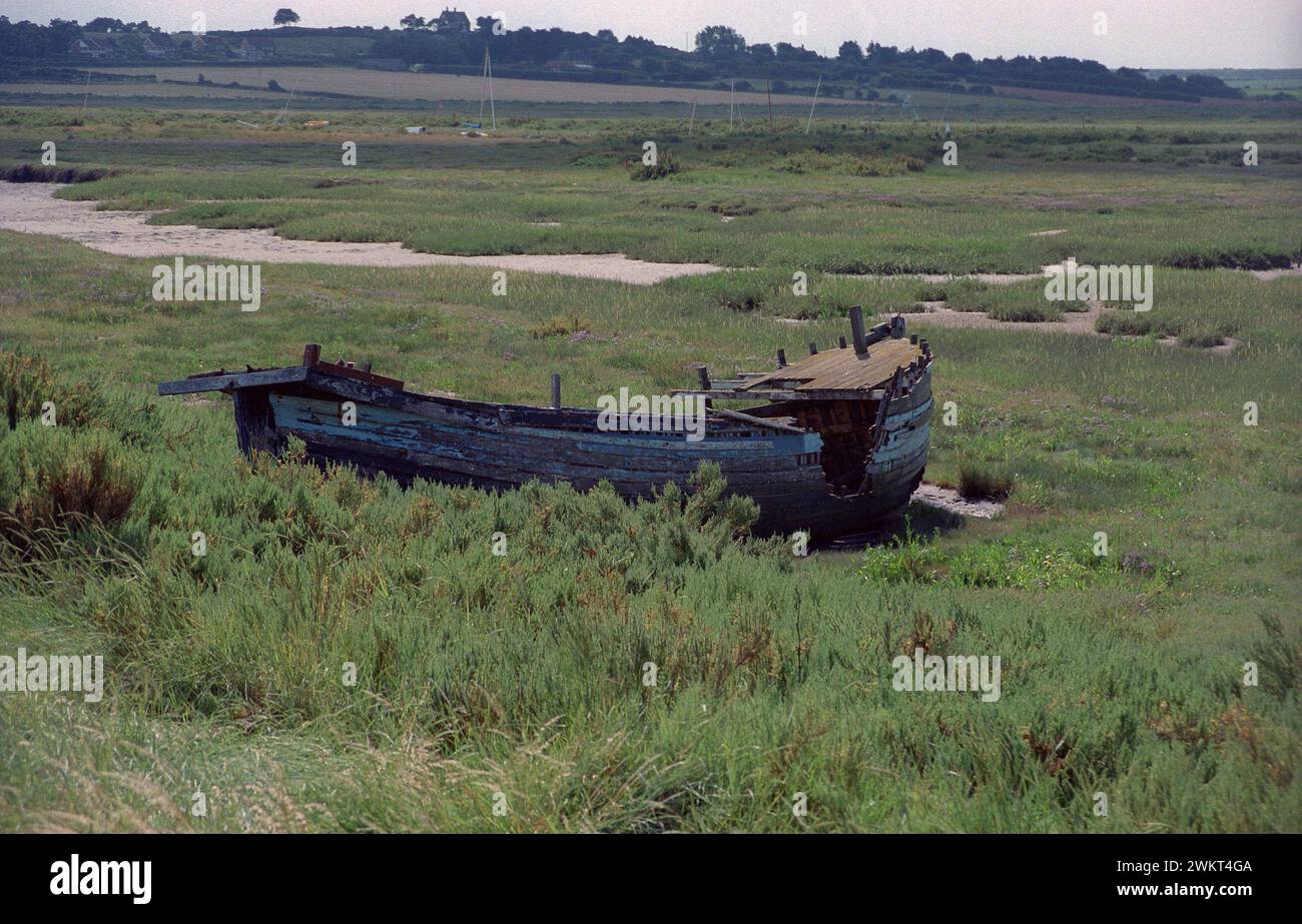 Die verlassenen Überreste eines Schiffes, das in der Julisonne auf den Blakeney Marshes Norfolk zurückgelassen wurde. Stockfoto