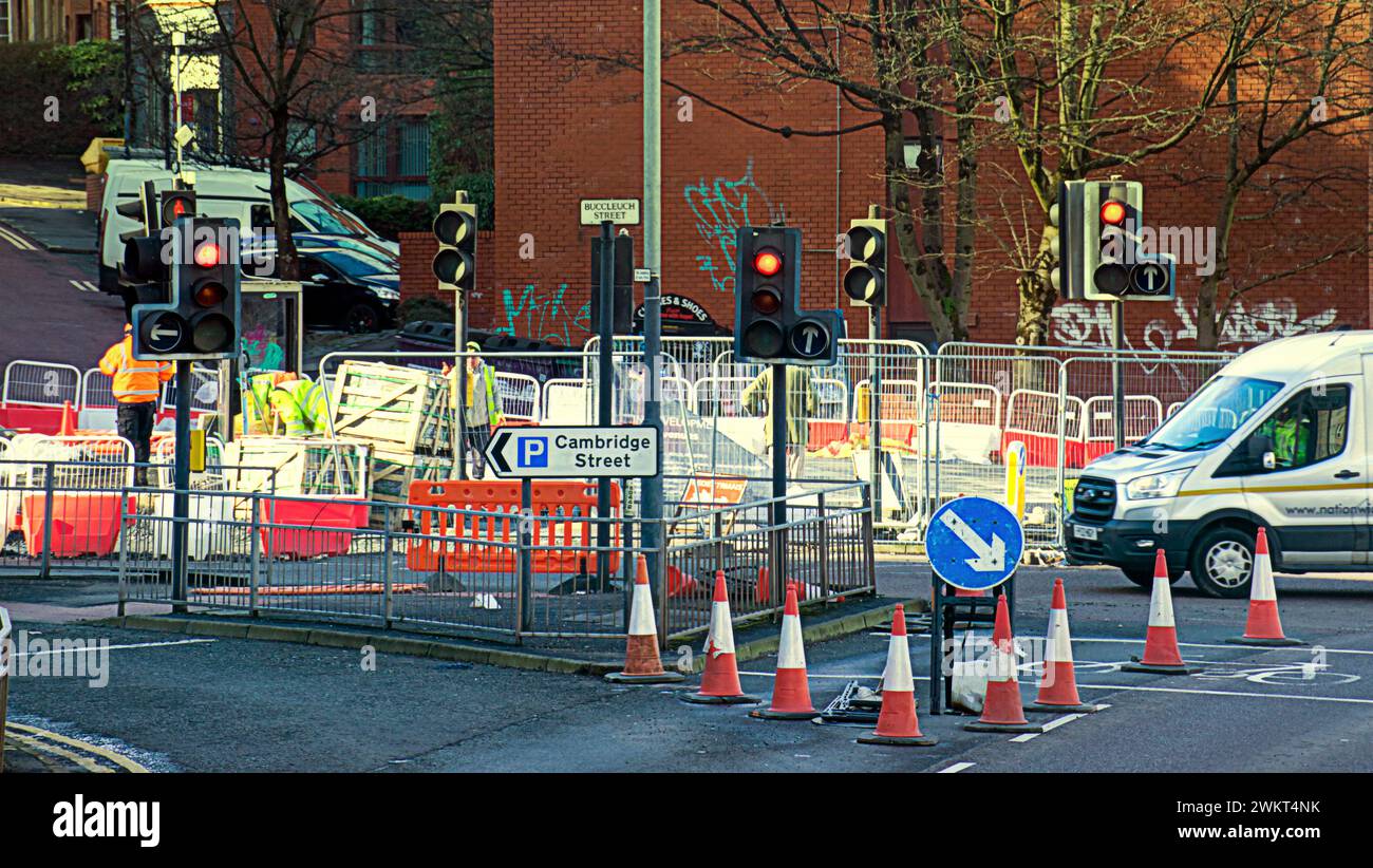 Glasgow, Schottland, Großbritannien. Februar 2024. Wetter in Großbritannien: Sonnig auf der Cambridge Street in der Nähe der sauchiehall Street, der stilvollen Meile und der Einkaufshauptstadt Schottlands, während Straßenbauarbeiten die Stadt weiterhin zum Einkaufen bringen. Credit Gerard Ferry/Alamy Live News Stockfoto