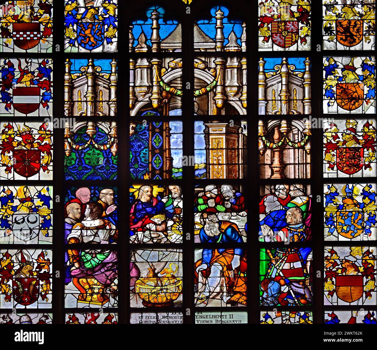 Eines der Buntglasfenster in der Kathedrale unserer Lieben Frau - Onze-Lieve-Vrouwekathedraal, ) Antwerpen, Belgien, Belgien Stockfoto