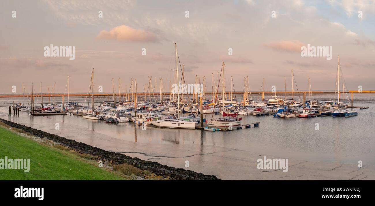 Panorama des Hafenhafens der Insel Langeoog, Ostfriesland, Niedersachsen, Deutschland Stockfoto