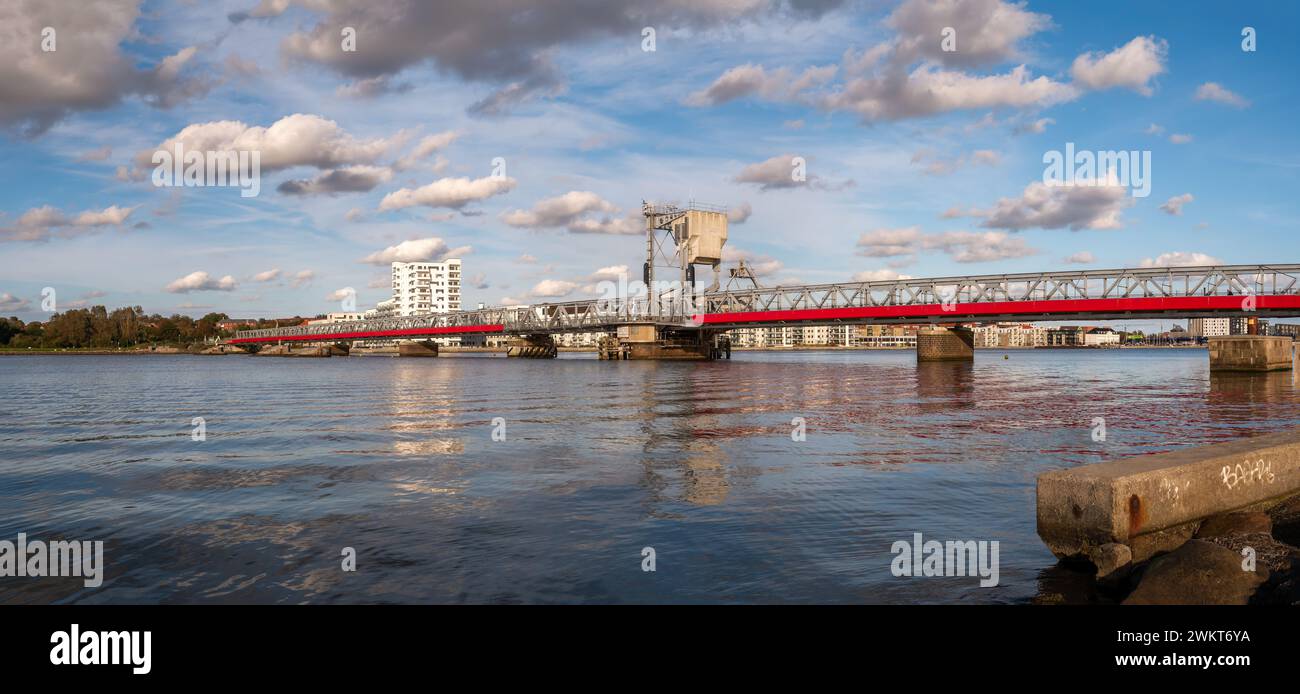 Kulturbro-Zug und Fußgängerbrücke über Limfjord, die Aalborg Vest und Norresundby in Nordjütland, Dänemark verbindet Stockfoto